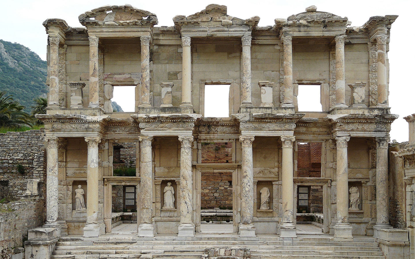 Üstü İncir Ağacı Altı CELSUS KÜTÜPHANESİ